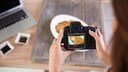 PNG und JPG Symbolbild: Frau fotografiert Essen mit Kamera