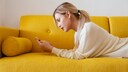 Frau auf Sofa