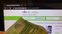 Kleinanzeigen auf Laptop mit Geld im Vordergrund
