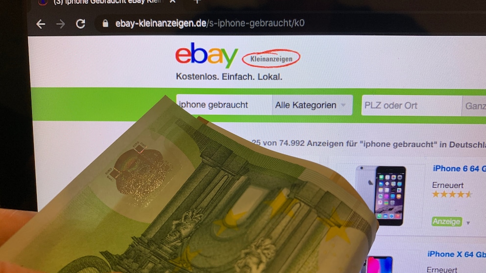 Kleinanzeigen auf Laptop mit Geld im Vordergrund