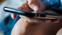 Nahaufnahme: Eine Frau hält ein Smartphone in der Hand