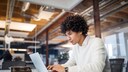 Daten sichern, Backup am PC: Junger man sitzt am Computer