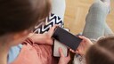 Zwei Frauen mit Smartphone