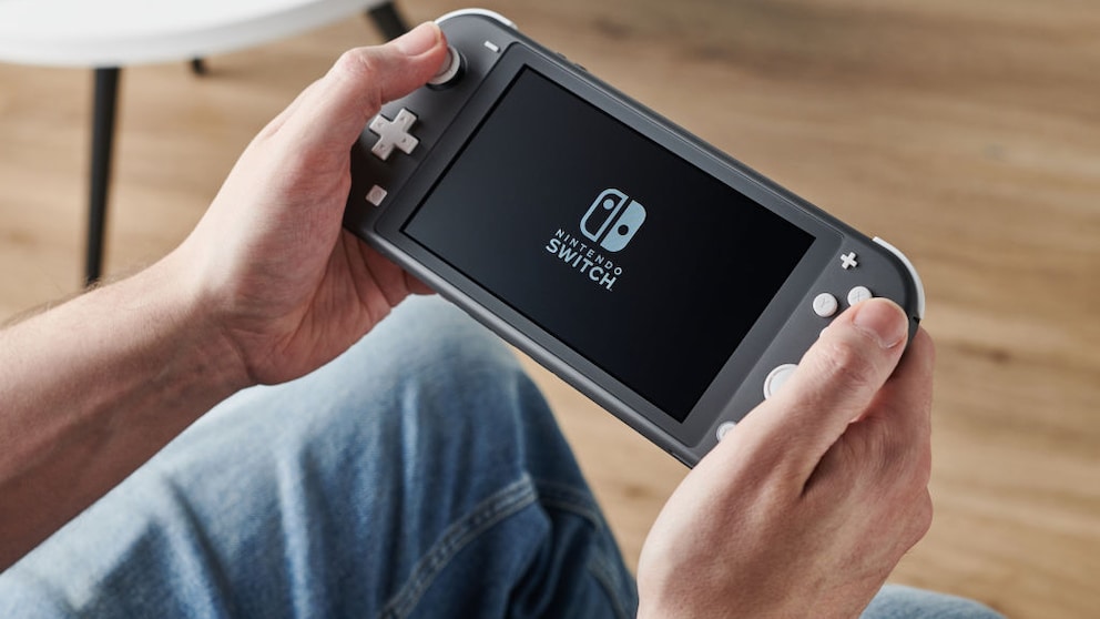Nintendo Switch (Lite) in der Hand