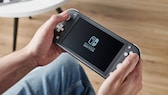 Nintendo Switch (Lite) in der Hand