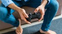 PlayStation 4 in der Hand