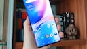 Hertz-Symbolbild: OnePlus 8 Pro in der Hand