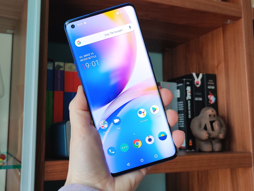 OnePlus 8 Pro in der Hand