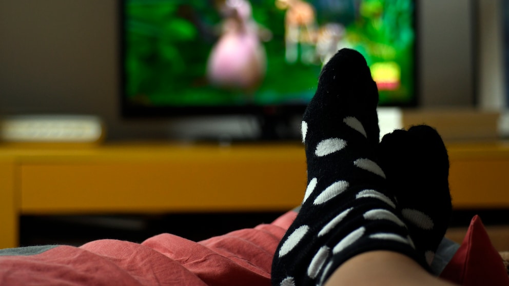Füße hoch vor dem Fernseher