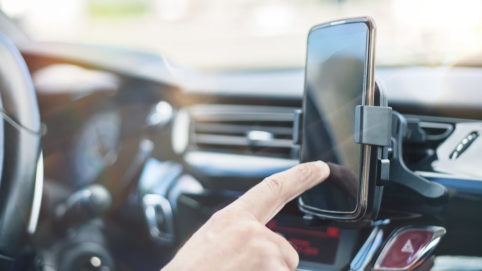 Handyhalter fürs Auto – für Rückspiegel