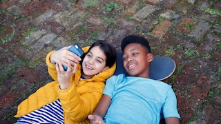 Zwei Kinder mit Handy