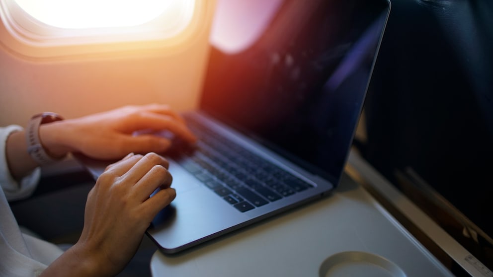 Laptop in einem Flugzeug