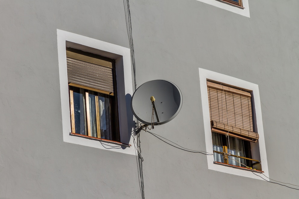 Satellitenschüssel an Häuserwand