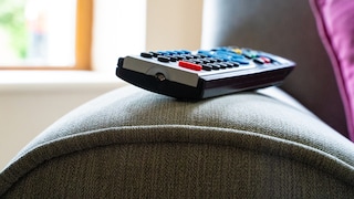 Fernbedienung auf Sofa