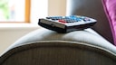 Fernbedienung auf Sofa