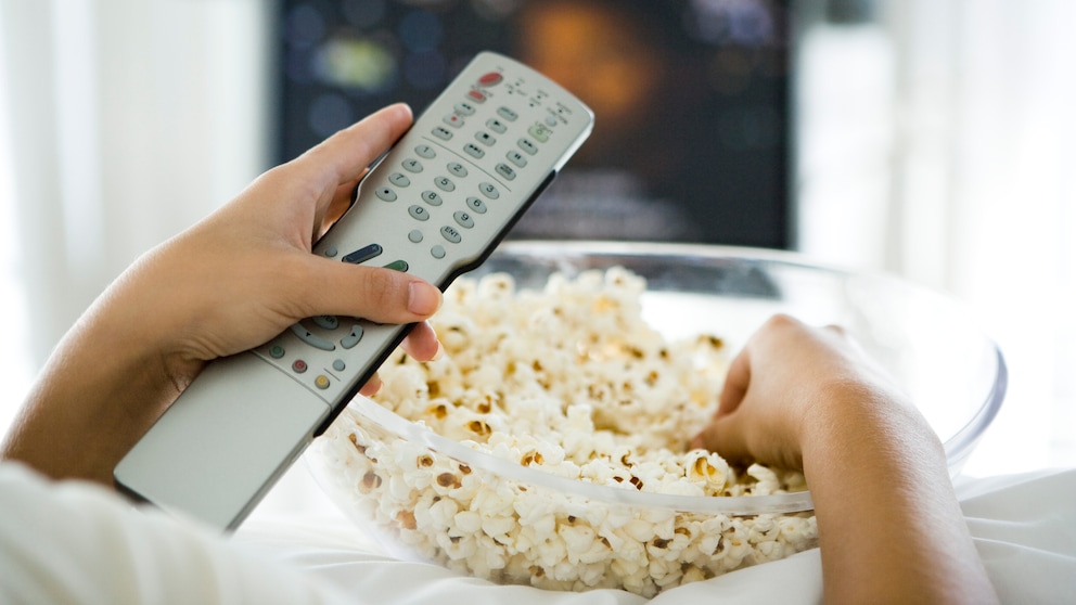 Vor dem Fernseher mit Popcorn