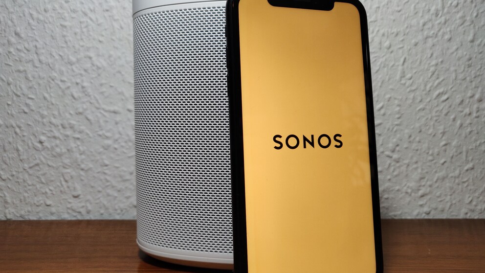 Sonos One SL und iPhone mit Sonos-Logo