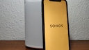 Sonos One SL und iPhone mit Sonos-Logo