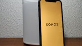 Sonos One SL und iPhone mit Sonos-Logo