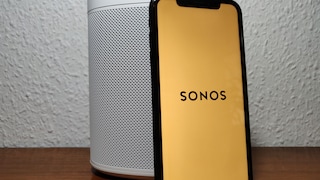 Sonos One SL und iPhone mit Sonos-Logo