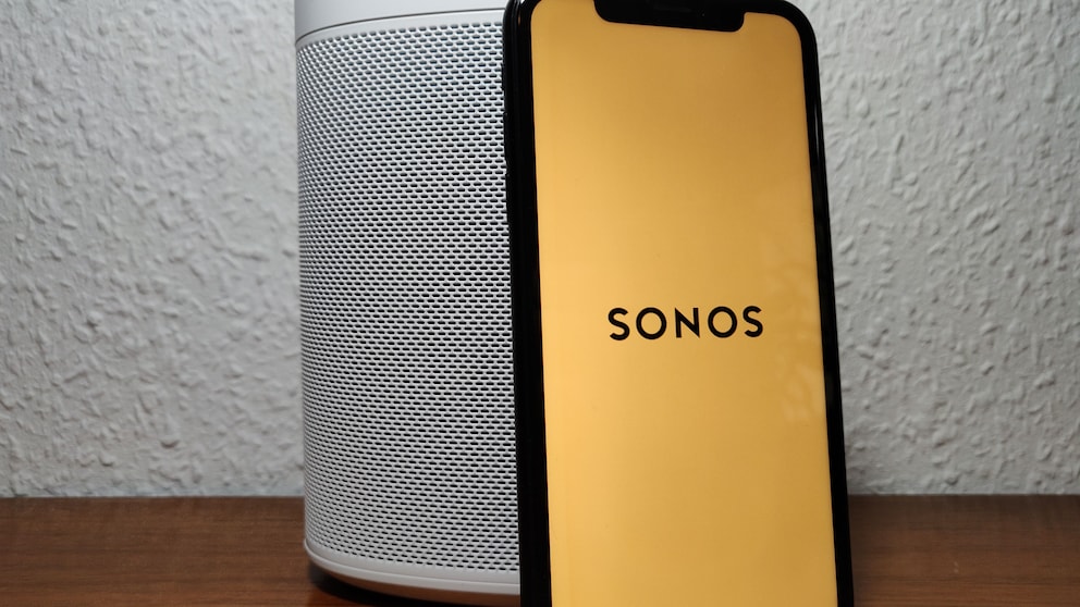 Sonos One SL und iPhone mit Sonos-Logo