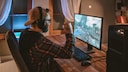 Steam Sale Symbolbild: junger Mann spielt mit Kopfhörern am PC