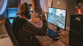 Steam Sale Symbolbild: junger Mann spielt mit Kopfhörern am PC