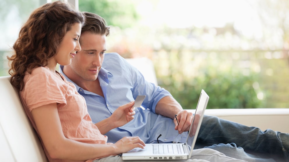 Paar shoppt online Mann Frau