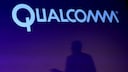 Qualcomm-Logo mit Schatten einer Person