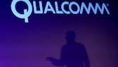 Qualcomm-Logo mit Schatten einer Person