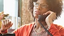 Frau am Telefon
