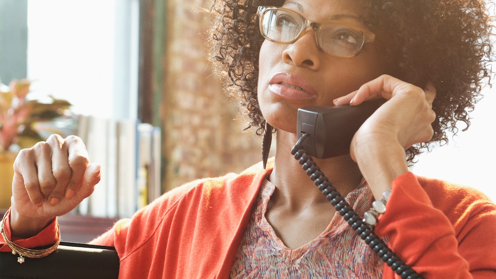 Frau am Telefon