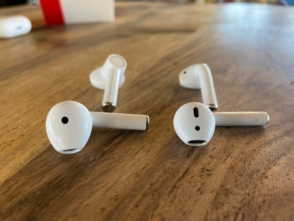 OnePlus Buds und Apple AirPods