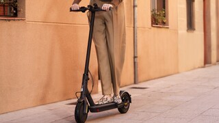 Frau fährt auf Xiaomi Mi 1S