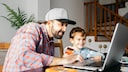Vater und Sohn beim Online-Shopping