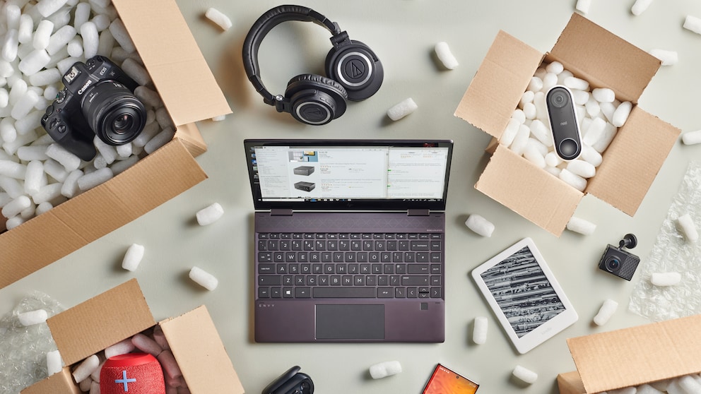 Geöffnete Pakete mit Produktion vom Online-Shopping