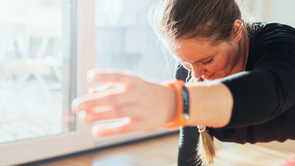 Frau macht Workout mit Fitnesstracker