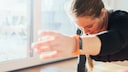 Frau macht Workout mit Fitnesstracker