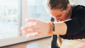 Frau macht Workout mit Fitnesstracker