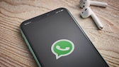 Smartphone mit WhatsApp-Logo