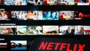 Netflix Geschwindigkeit Symbolbild mit Smartphone, Fernseher und Logo