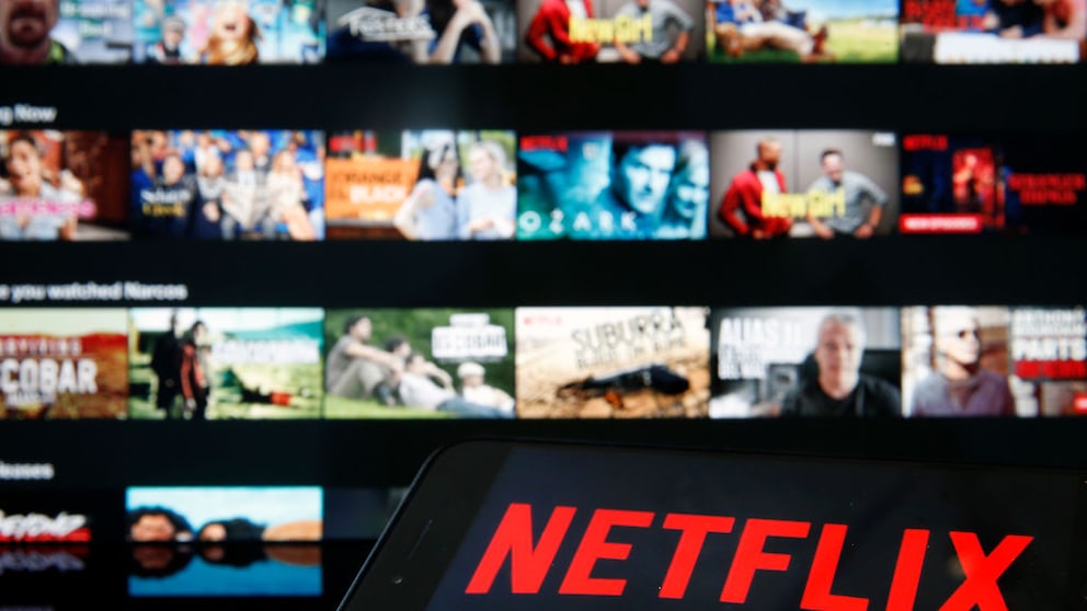 Netflix auf Fernseher und Handy, Symbolbild für gestrichenen Probemonat