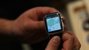 Mann hält Apple Watch bei der Vorstellung in NYC