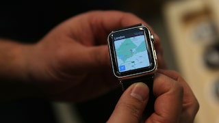 Mann hält Apple Watch bei der Vorstellung in NYC