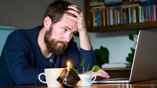 Frustrierter Mann am Laptop
