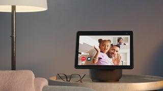 Der neue Echo Show 10 in einem Wohnzimmer