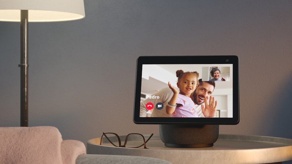 Der neue Echo Show 10 in einem Wohnzimmer