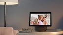 Der neue Echo Show 10 in einem Wohnzimmer