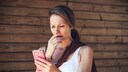 Frau Smartphone Schock
