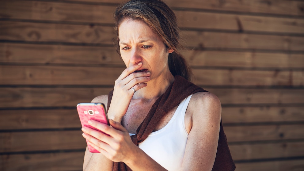 Frau Smartphone Schock